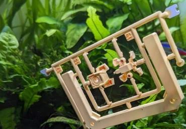 水に沈むPS製のプラモデル